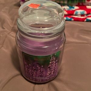 Blooming Lilac candle NWOT
